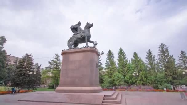 Timelapse Hyperlapsus Monument Uralsk Promenade Dans Zone Piétonne Centre Ville — Video