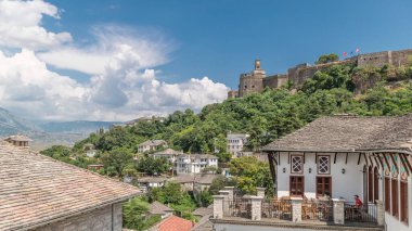 Cirokastra kentini Osmanlı Kalesi Cirokaster Zaman Alanı 'nın kalesiyle perspektiften gösteren panorama. Arnavutluk havadan taştan çatıları olan tipik tarihi evlere bakıyor