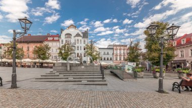 Panorama, Old Town Pazar Meydanı 'ndaki tarihi evlerle birlikte Neptün çeşmesini gösteriyor. Şemsiyeli bir sürü kafe. Polonya 'nın Bielsko-Biala şehrinde eski bir kasaba