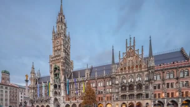 Marienplazt古城广场与新市政厅的时间差 Neues Rathaus和市政厅钟楼Glockenspiel 慕尼黑的天际线 日落时市中心的风景 德国巴伐利亚 — 图库视频影像