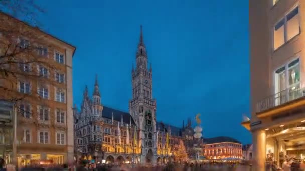 Marienplazt古城广场与新城市政厅日以继夜的过渡时间差 Neues Rathaus和市政厅钟楼Glockenspiel 慕尼黑的天际线市中心的城市景观德国巴伐利亚 — 图库视频影像