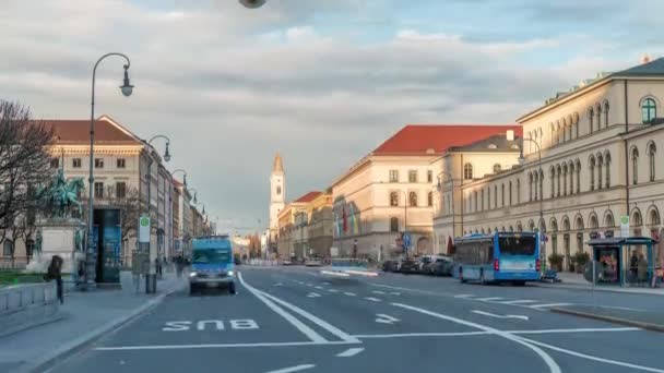 Ludwigstrasse Ludwig Kilisesi Odeonsplatz Zaman Diliminden Gün Batımında Birçok Araba — Stok video