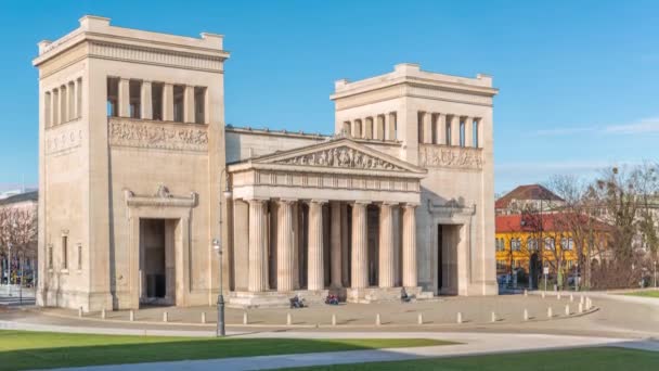 上からの予言または予言のタイムラプス コニッグスプラッツキングスクエア ミュンヘン ドイツ ヨーロッパの記念碑的な都市のゲート ドリック オーダーの建物は アテネのアクロポリスの入り口を呼び起こします — ストック動画