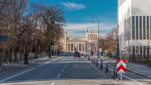 Propylaea或Propylaen时间随着Brienner街上的交通而过去 德国慕尼黑Konigsplatz国王广场的纪念性城门 多利奇的建筑 雅典卫城的入口 — 图库视频影像