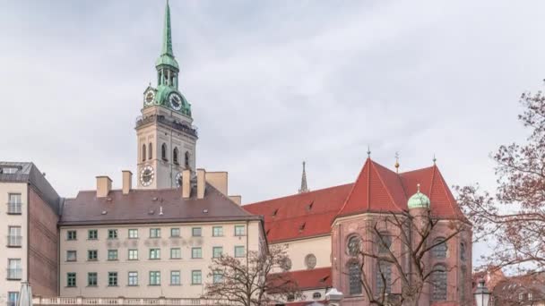德国巴伐利亚慕尼黑的圣彼得斯教堂彼得里奇钟楼沿着Viktualienmarkt市场街经过 有红色屋顶的历史建筑 多云的天空 — 图库视频影像