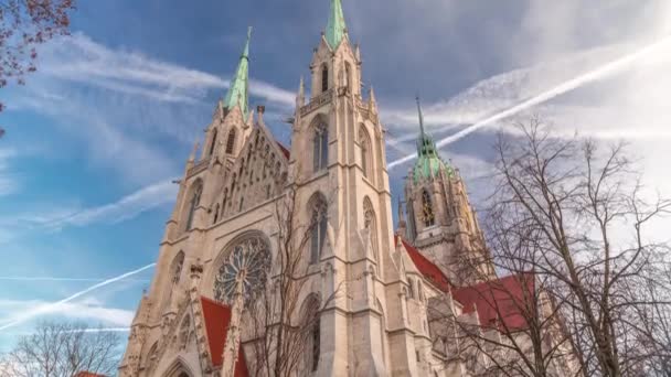 圣保罗教堂或者Paulskirche时代已经过去了 向上看 一座位于德国巴伐利亚慕尼黑路德维格斯沃施塔特 伊斯瓦尔施塔特区的大型天主教堂 从侧面看钟楼 — 图库视频影像