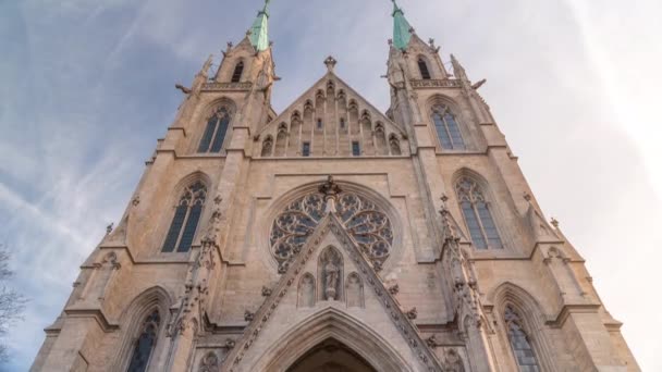 聖パウロ教会かポールスキルシュのタイムラプス 視点を見つめている ミュンヘン バイエルン ドイツのルートヴィヒスヴァルシュタット イスラルヴァルシュタットにある大規模なカトリック教会 ファサードフロントビュー — ストック動画