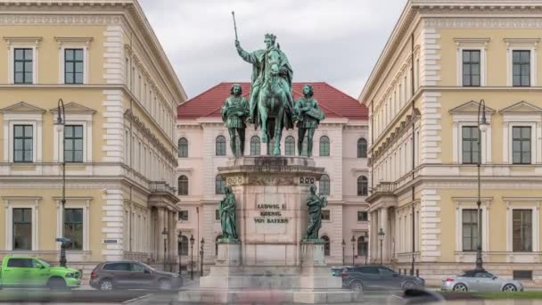 位于德国慕尼黑奥德奥斯普拉斯广场的巴伐利亚时代国王路德维格一世的纪念碑再次证实了其密度 以历史建筑为背景的正面景观 — 图库视频影像