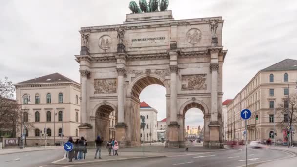 慕尼黑的西格斯特 Siegestor 或胜利门 Victory Gate 是一座纪念拱门 顶部是一座带有狮子四边形的巴伐利亚雕像 纪念碑周围街上的交通情况 前面的景色德国 — 图库视频影像