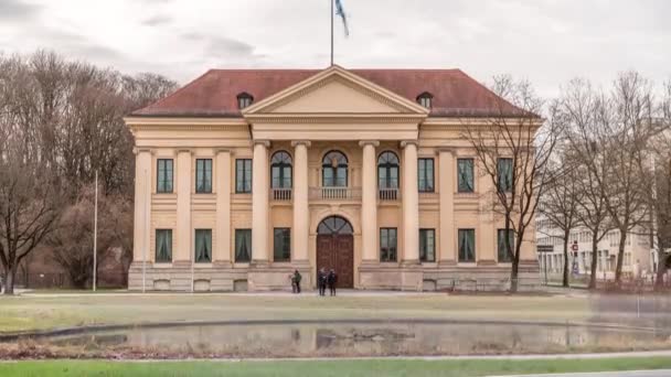 慕尼黑卡尔亲王宫 Prinz Carl Palais 是一座新古典主义风格的建筑 它也被称为萨拉伯特宫 Palais Salabert 和顶部有国旗的皇家宫 Palais — 图库视频影像