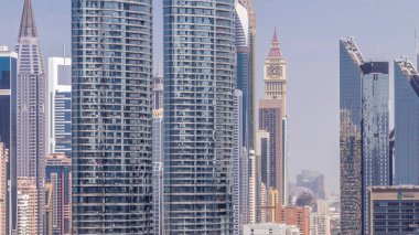 Dubai Uluslararası Finans Bölgesi Havacılık Zaman Çizelgesi. Şehir merkezine yakın otelleri ve müzesi olan gökdelenler. Sabahın erken saatlerinde iş ve ofis kulelerinde hareket eden uzun gölgelere yakından bakın.