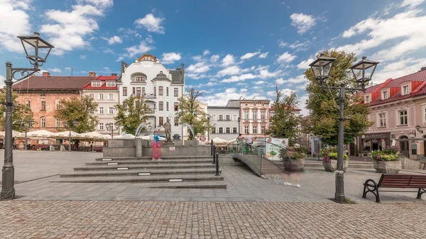 在古城市场广场展示海王星喷泉的全景 周围都是历史建筑 许多有雨伞的咖啡馆 波兰Bielsko Biala市的老城 — 图库照片