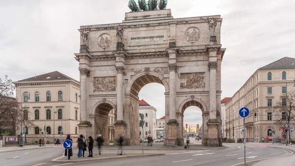 慕尼黑的西格斯特 Siegestor 或胜利门 Victory Gate 是一座纪念拱门 顶部是一座带有狮子四边形的巴伐利亚雕像 纪念碑周围街上的交通情况 前面的景色德国 — 图库照片