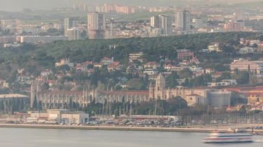 Jeronimos Manastırı, Hieronymitler ve Emprie Meydanı ve park zamanı olan Lizbon şehir manzarası. Günbatımında Cristo Rei 'nin tepesinden hava manzarası. Yatı olan Marina. Lizbon, Portekiz