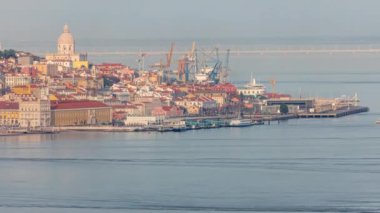 Lizbon tarihi merkezi Terreiro 'nun panorama do paco airial time apse Tagus veya Tejo Nehri' nin güney kıyısından izleniyor. Kırmızı çatılı binalar ve feribot terminalinde yüzen gemiler.