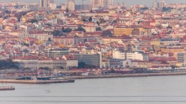 Lizbon 'un Santos bölgesi, rıhtımı ve Tagus Nehri zaman çizelgesi çevresindeki gökyüzü görüntüsü gün batımında Almada' daki Cristo Rei Sığınağı 'ndan alındı. Lizbon, Portekiz.