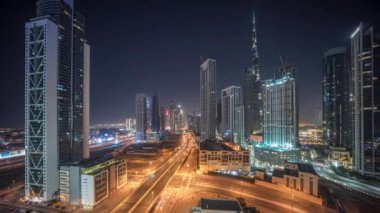 Dubai şehir merkezinin gökyüzü manzarası. Işıklar kapalıyken tüm gece boyunca aydınlatılmış pek çok kule var. Şehir merkezindeki iş alanı. Gökdelen ve yüksek binalar yukarıdan, BAE.