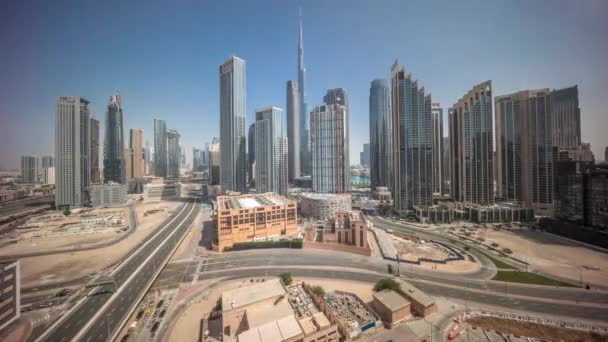 迪拜市中心的空中风景与许多塔楼一天到晚俯瞰着全景 智能城市的商业区 摩天大楼和高层大楼 有从上方移动的阴影 阿联酋 — 图库视频影像