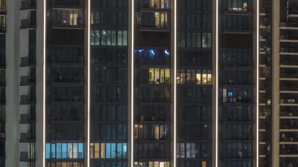 Wysokie Bloki Mieszkalne Świecącymi Oknami Zlokalizowane Nowej Dzielnicy Mieszkalnej Miasta — Wideo stockowe