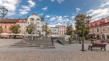 Panorama, Old Town Pazar Meydanı 'ndaki tarihi evlerle birlikte Neptün çeşmesini gösteriyor. Şemsiyeli bir sürü kafe. Polonya 'nın Bielsko-Biala şehrinde eski bir kasaba