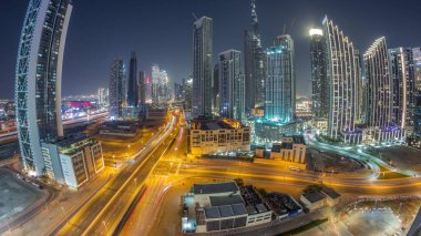 Dubai şehir merkezinin hava gün batımı görüntüsü gökdelenle birlikte gece gündüz geçiş zamanı panorama. Şehir merkezindeki iş alanı. Güneş gökdelenlerden ve yüksek binalardan yansıyor, BAE