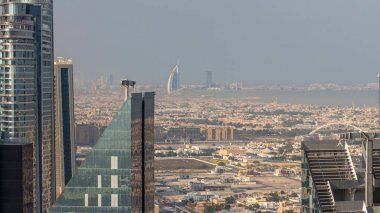 Su kanalı yakınında inşaat alanı olan evler ve villalar. Dubai 'deki Sheikh Zayed Yolu' ndaki yüksek binalar sabah saatleri, BAE. Finans bölgesindeki gökdelenler yukarıdan.