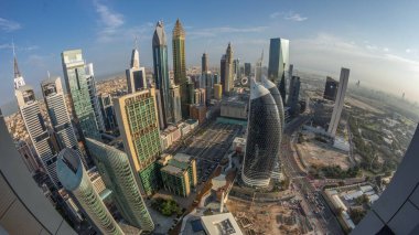 Dubai 'deki Sheikh Zayed Yolu' ndaki gökdelenlerin gökyüzü manzarası gece gündüz geçiş zamanı, BAE. Güneş doğmadan önce Uluslararası Finans Merkezi 'ndeki gökdelenler