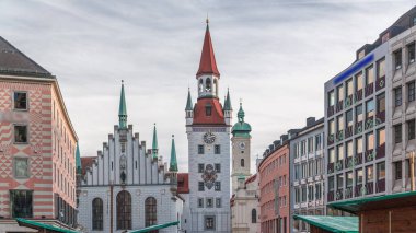 Marienplatz 'da eski Münih belediye binası (Altes Rathaus) ve Talburg Kapısı zaman aralığı vardır. Bulutlu gökyüzü. Munchen-Altstadt, Bavyera, Almanya.