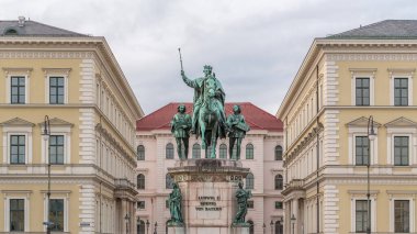 Almanya 'nın Münih kentindeki Odeosplatz' da yer alan Bavyera Zaman Çizelgesi Kralı I. Ludwig 'in anıtı. Arkaplanda tarihi binalar bulunan ön manzara.
