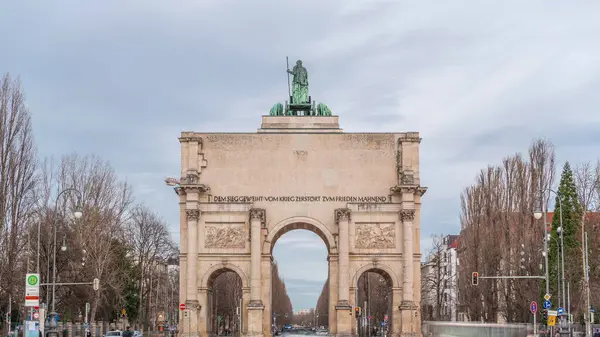Siegestor Tai Victory Gate Münchenissä Muistokaari Kruunataan Baijerin Patsas Leijona — kuvapankkivalokuva