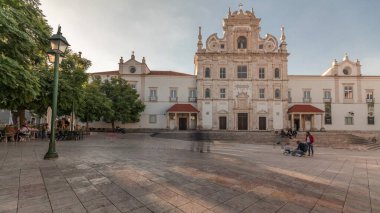 Panorama, Santarem See Katedrali manzaralı Sa da Bandeira Meydanı 'nı gösteriyor. Namı diğer Nossa Senhora da Conceicao Kilisesi zaman çizelgesi. Yürüme alanı. Portekiz