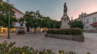 Panorama, Santarem See Katedrali manzaralı Sa da Bandeira Meydanı 'nı gösteriyor. Namı diğer Nossa Senhora da Conceicao Kilisesi. Mannerist tarzında inşa edilmiş, günden geceye geçiş zamanı. Yürüme alanı. Portekiz