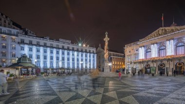 Panorama, belediye meydanında Noel ve gece kutlamaları için dekore edilmiş belediye binası mimarisini gösteriyor. Etrafta dolaşan insanlar. Lizbon, Portekiz