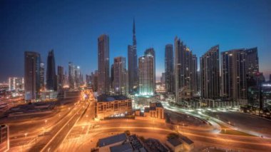 Dubai şehir merkezinin hava panoramik görüntüsü gece gündüz geçiş zamanlarında pek çok kulenin olduğu gökyüzü. Akıllı şehir şehrindeki iş alanı. Güneş doğmadan önce gökdelenler ve yüksek binalar.
