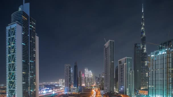 迪拜市中心的空中景观 在通宵的时间里 有许多高耸的 照明最明亮的塔楼 智能城市的商业区 阿联酋的摩天大楼和高层大楼 — 图库视频影像