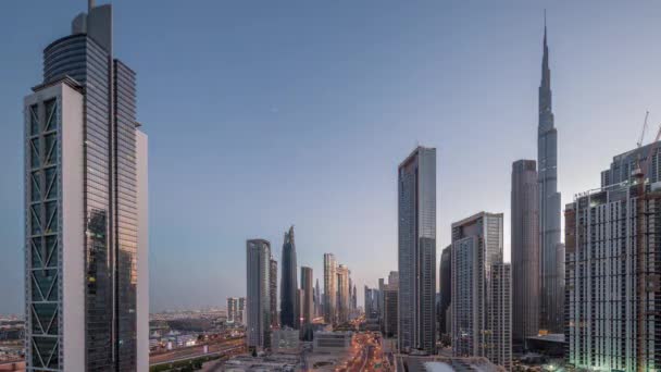 迪拜市中心的空中日出景观与许多塔楼夜以继日的过渡时间过去了 智能城市的商业区 阿联酋从清晨开始的摩天大楼和高楼大厦 — 图库视频影像