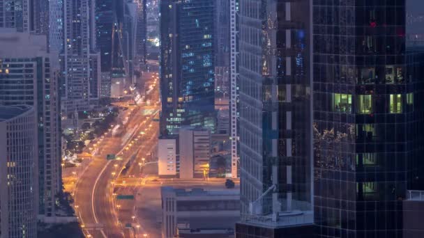 从上方俯瞰迪拜的繁忙交叉口 夜以继日的过渡时间过去了 汽车在日出前一直朝公路的两个方向行驶 商业区摩天大楼 — 图库视频影像