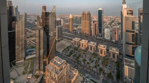 Korkeat Rakennukset Sheikh Zayed Roadilla Dubaissa Panoraama Timelapse Arabiemiirikunnat Pilvenpiirtäjiä — kuvapankkivideo