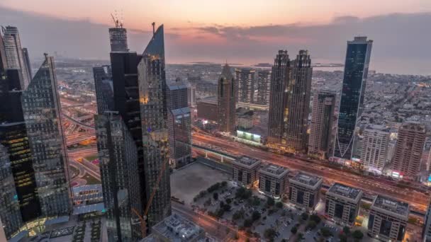 Korkea Rakennusten Sheikh Zayed Road Dubaissa Antenni Päivästä Yöhön Siirtyminen — kuvapankkivideo