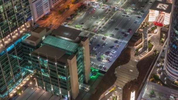 在阿联酋迪拜的谢赫扎耶德路高楼环绕下的大停车场的天际线视图 从上往下照亮的国际金融中心摩天大楼 — 图库视频影像