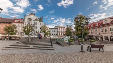 Panorama, Old Town Pazar Meydanı 'ndaki tarihi evlerle birlikte Neptün çeşmesini gösteriyor. Şemsiyeli bir sürü kafe. Polonya 'nın Bielsko-Biala şehrinde eski bir kasaba