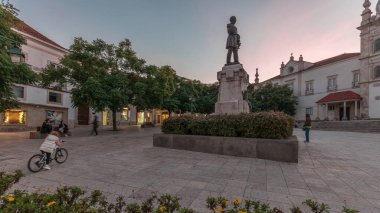 Panorama, Santarem See Katedrali manzaralı Sa da Bandeira Meydanı 'nı gösteriyor. Namı diğer Nossa Senhora da Conceicao Kilisesi. Mannerist tarzında inşa edilmiş, günden geceye geçiş zamanı. Yürüme alanı. Portekiz