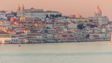Lizbon Tarih Merkezi Panorama ve Terreiro feribot terminali gün batımında Paco 'nun havadan uçuşunu yapar. Mosteiro de Sao Vicente de Fora ve Pantheon. Kırmızı çatılı binalar. Portekiz