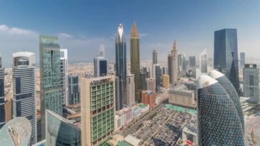 Pamorama, Dubai 'deki Sheikh Zayed Yolu' ndaki yüksek binaların ufuk çizgisini gösteriyor. Yukarıdan Uluslararası Finans Merkezi 'ndeki gökdelenler mavi gökyüzünde bulutlarla