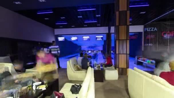 Persone Che Frequentano Zona Bowling Del Complesso Intrattenimento Nel Centro — Video Stock