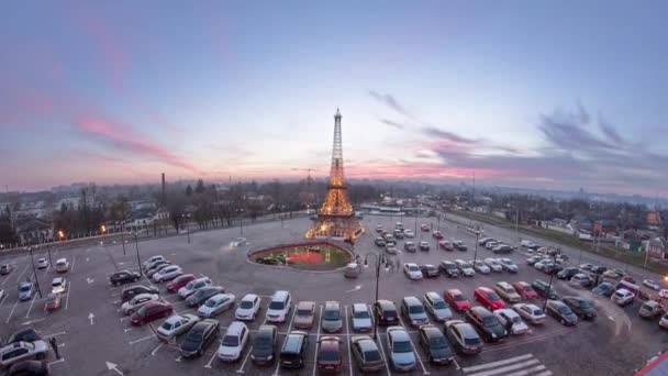 巴黎埃菲尔铁塔从天而降 夜以继日 埃菲尔铁塔是巴黎最具标志性的地标之一 空中鸟瞰全景 — 图库视频影像