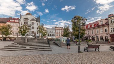Panorama, Old Town Pazar Meydanı 'ndaki tarihi evlerle birlikte Neptün çeşmesini gösteriyor. Şemsiyeli bir sürü kafe. Polonya 'nın Bielsko-Biala şehrinde eski bir kasaba
