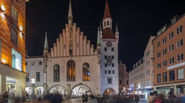 Marienplatz 'da eski Münih belediye binası (Altes Rathaus) ve Talburg Kapısı gece hiperhızlandırılmış, saatli aydınlatma kulesi bulunur. Munchen-Altstadt, Bavyera, Almanya.