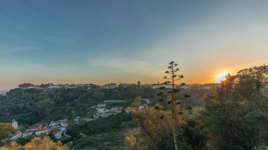 Panorama, Santarem 'deki Almourol Kalesi üzerinde gün batımını gösteriyor. Tagus Nehri 'nin ortasındaki Almourol adasının tepesinde bir ortaçağ şatosu ve evler. Portekiz