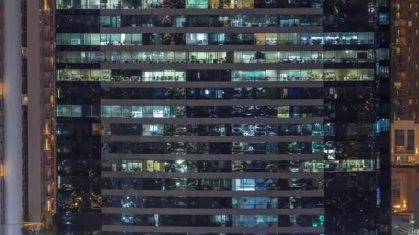Kantoorgebouwen Ramen Verlicht Nachts Timelapse Glasarchitectuur Bedrijfsgebouw Avonds Met Gloeiende — Stockvideo